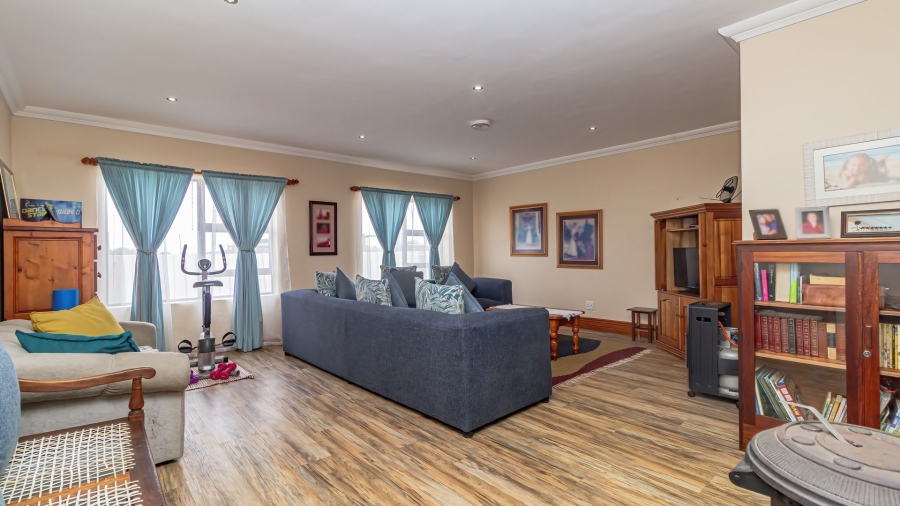 6 Bedroom Property for Sale in Aalwyndal Western Cape